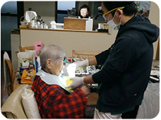椅子に座って義歯調整／調整中義歯